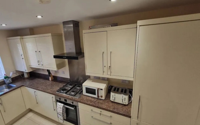 Spacious 3-bed House - Sleeps 8, Garden & Parking