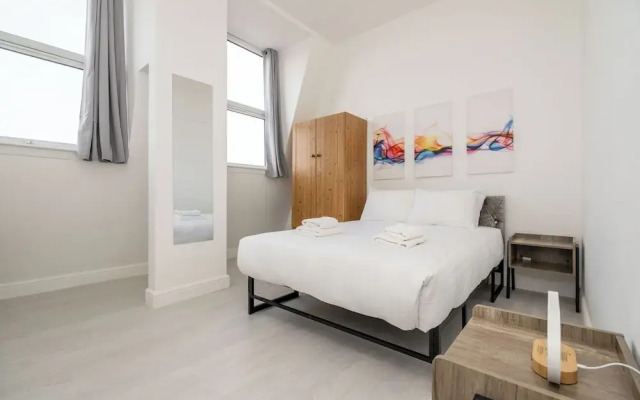 Cozy 2-Bedroom Flat in West London