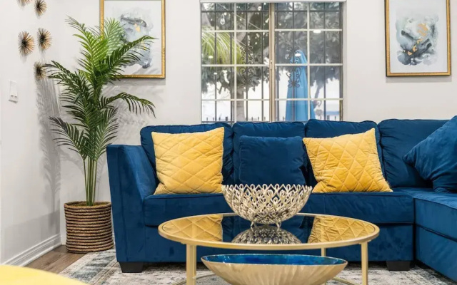 The Avalon - Modern Colorful w Private Parking