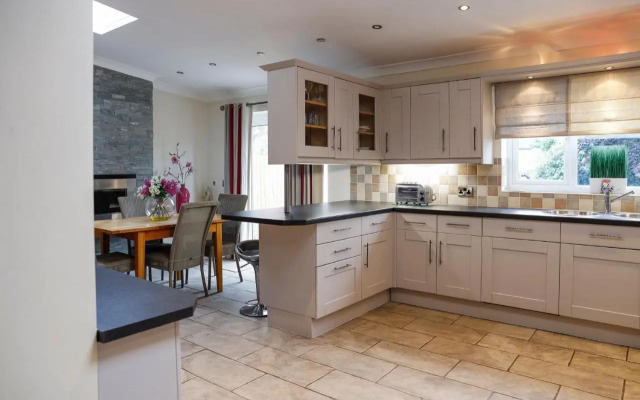 Stylish family home in desirable Penylan + Parking