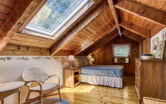 Valhalla - Private Rustic Getaway 2 Bedroom Cabin by RedAwning