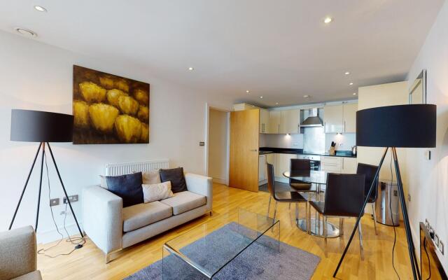 Deluxe Two Bed Apartment w Balcony in Canary Wharf
