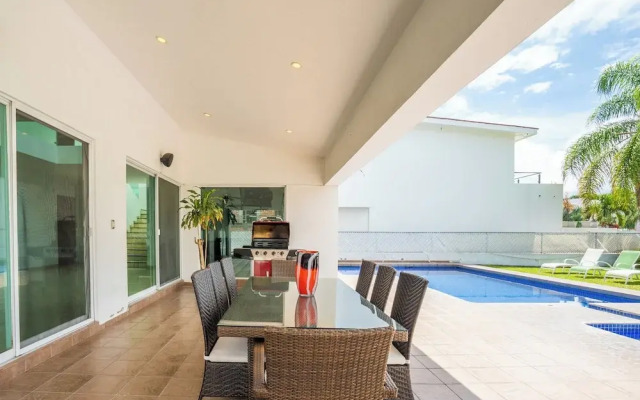 Spacious 5 Bedroom Oasis with Pool & BBQ