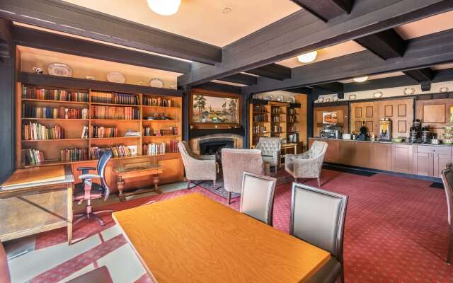 Quality Inn Waddling Dog