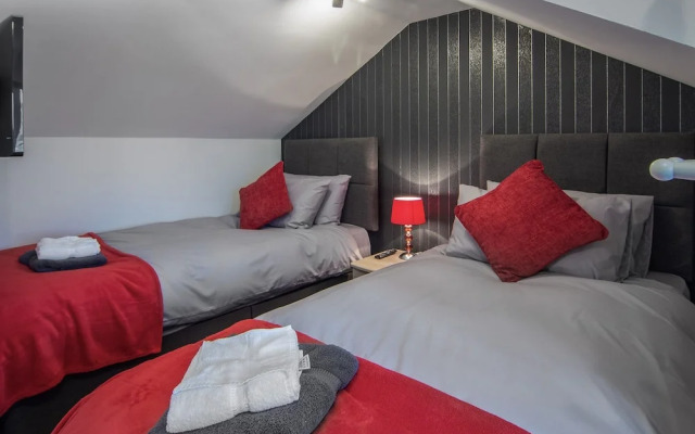 2 Bedrooms Sleeps 6 Near Top Blackpool Attractions