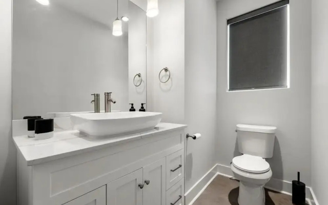 Luxurious Midtown Home Rooftop Views by Silverx