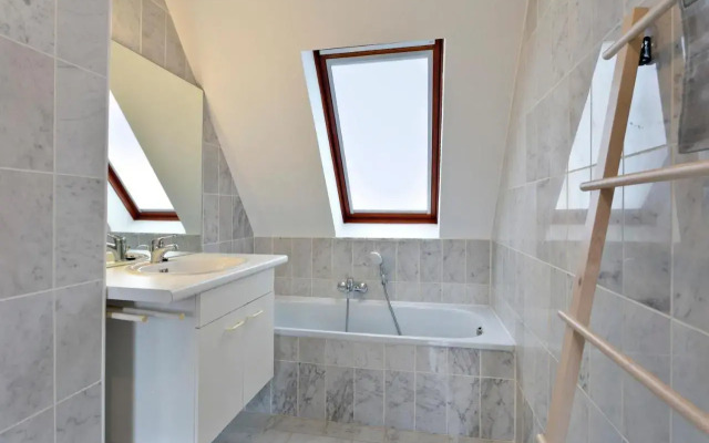 Warm Lofty and Spacious Studio