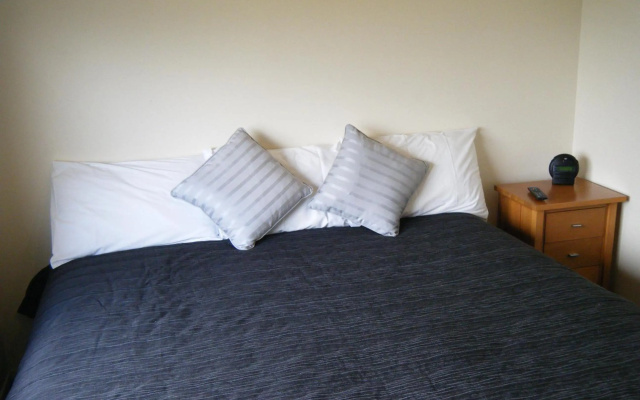 Stadium Motel – Guest Rooms – Hamilton
