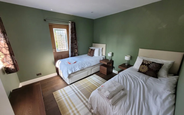 Remarkable 8 Bed Family House Sleeping 16 w/ Pool
