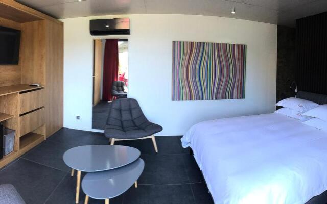 The Address Cassis