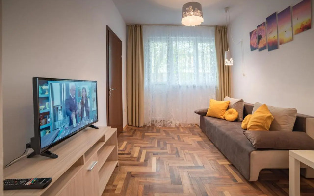 Comfort.Chic.Charming Apt with Terrace near NDK