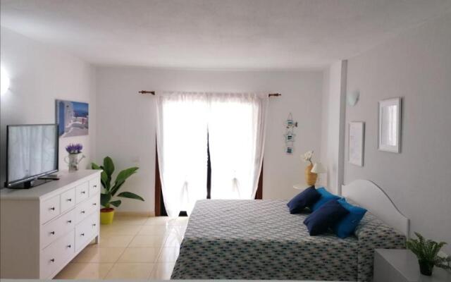 Large studio apartment with lovely terrace and wifi