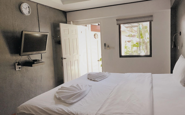 The Reef Hotel & Studios