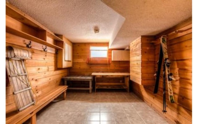 5 Bed Blue Mountain Luxury Chalet with Hot Tub 159