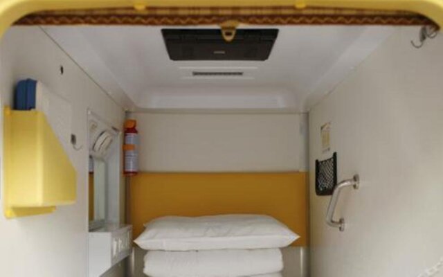 Simple Capsule Youth Hostels