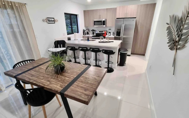 Green Luxurious 5BD Jungle House by FL Keys MIA