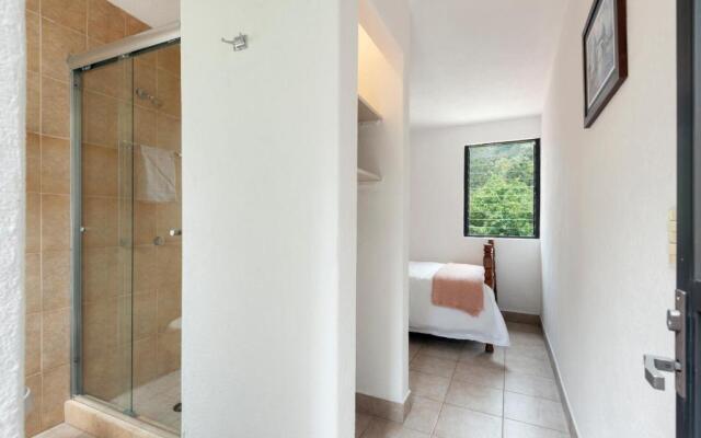 Room in Guest Room - Cuarto En Las Lomas!