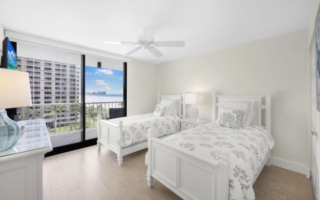 Inviting Condo on Beach With Pool and Tennis Courts