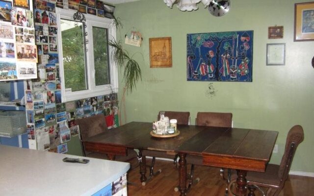 Beez Kneez Bakpakers