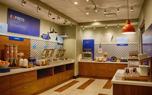 Holiday Inn Express & Suites Detroit Northwest Livonia
