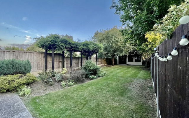 Stylish 3-bed House in Hornchurch - Free Parking