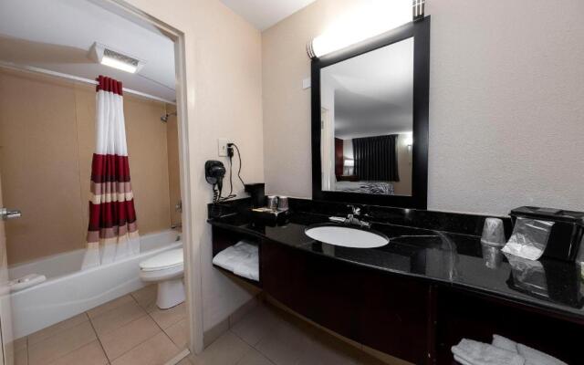 HomeTowne Studios by Red Roof Bordentown - McGuire AFB