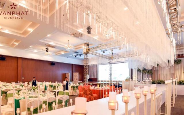 Van Phat Riverside Hotel