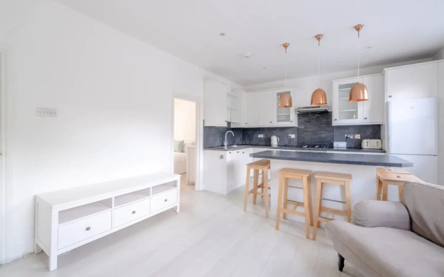 Airy 2 Bedroom Apartment Next to Clapham Common