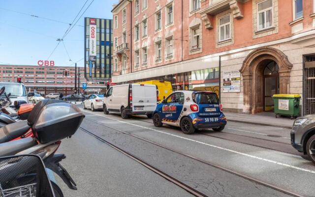 Cozy central apartment 1min train