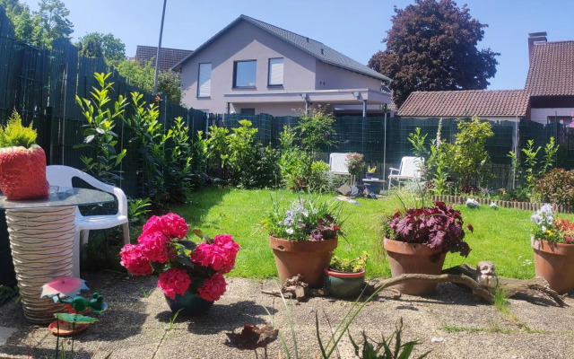Uni, FH, Gesundheits Campus nähe, Zimmer mit Garten & Terrasse