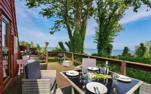 The Lookout, Sunny Beach Retreat, Sleeps 5 Guests