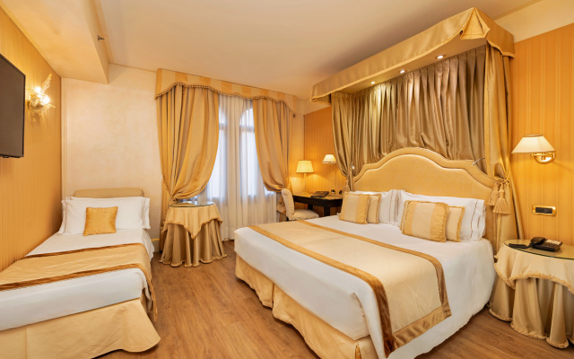 Hotel A LA Commedia
