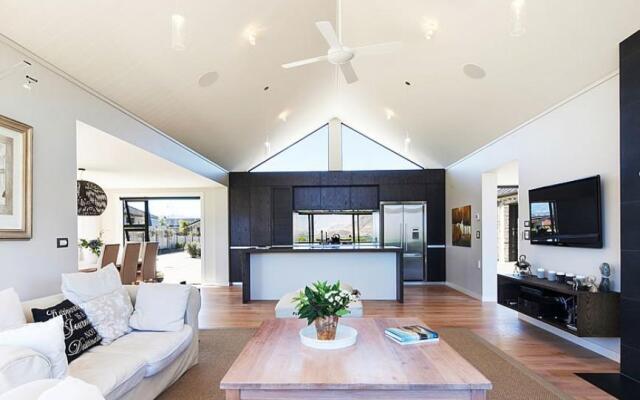 Infinity Drive - Sleeps 8 - Spa Pool - Lake Views