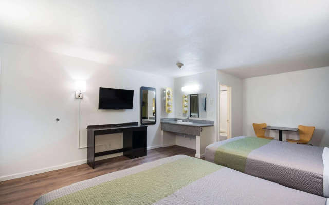 Motel 6 Burlington, WA