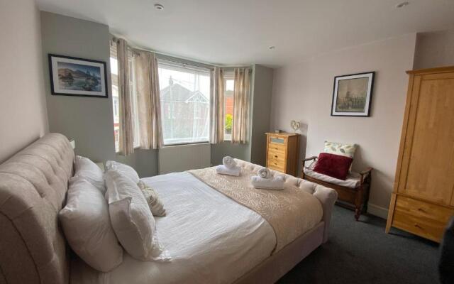 Charming 3 bed house and garden, pet friendly