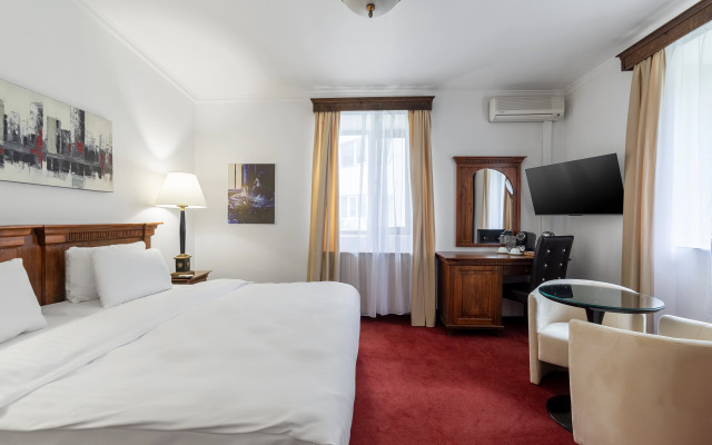 Arc de Triomphe by CityBookings