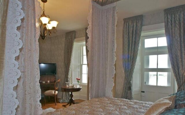 Maplehurst Manor Accomodations