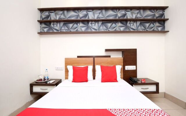 OYO 16827 Hotel Grand M Lajjo