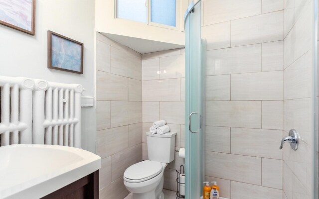 2BR Apt w King Bed Netflix - Near Downtown