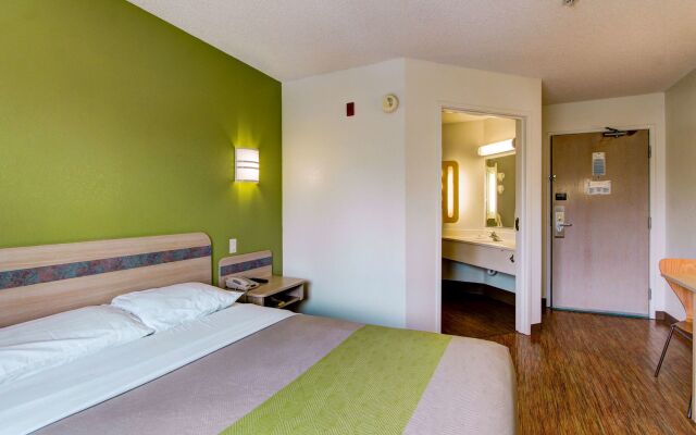 Super 8 by Wyndham Aurora East