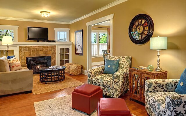 Phinneywood Bungalow - Two Bedroom Home with Fireplace