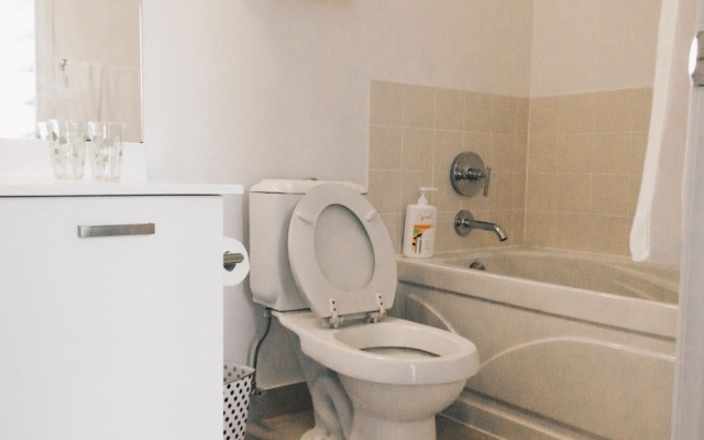 CN Tower View : Business & Travel Suites