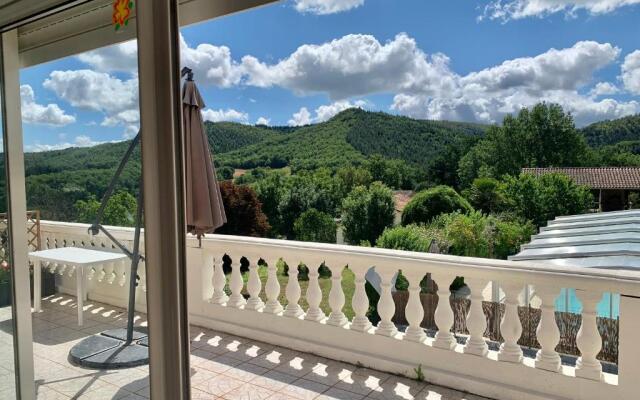 Rez de Piscine, 10 Personnes - RÊVE DE PAPILLON et À L'étage, 5 Personnes - NID D'ÉTOILES, Il s'agit bien de deux gîtes individuels qui sont reliés par un escalier interne, cela permet a une grande famille de louer les deux gîtes