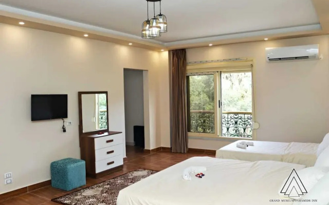 Luca Pyramids Inn