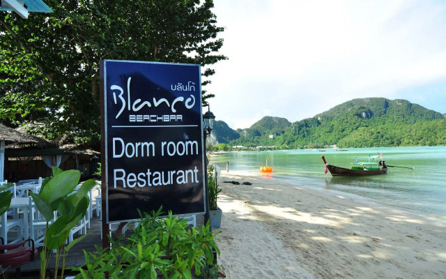 Blanco Dorm Room & Restaurant