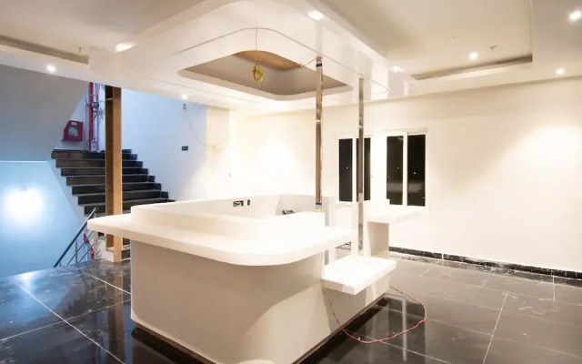 Capital O 23618 Hotel Royal Benza