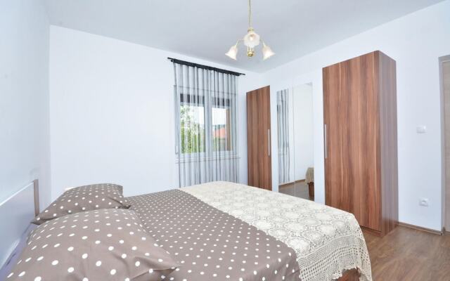 Stunning Home in Srinjine With Wifi and 4 Bedrooms