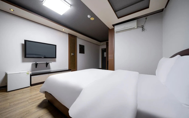 F1 Hotel