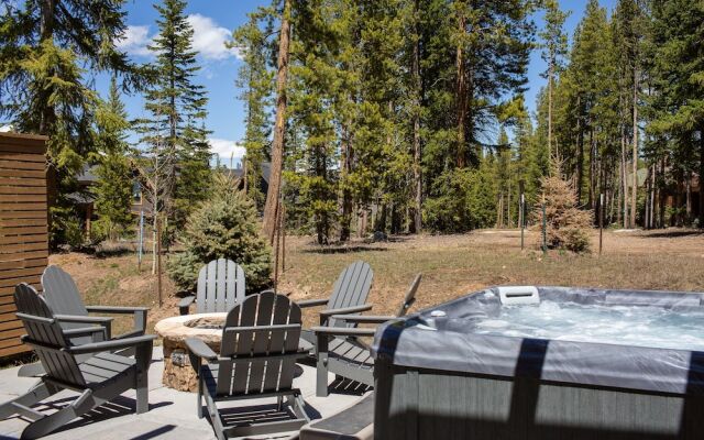 Five Peaks Townhouse with Garage and Hot Tub by RedAwning