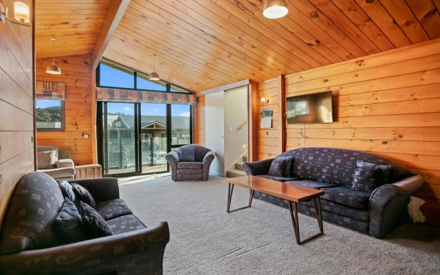 The White Haus - Waihi Beach Upstairs Holiday Unit